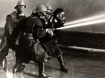 Enkele brandweermannen aan het werk met gasmaskers en brandpluggen, 1950-60 door Luigi Betti